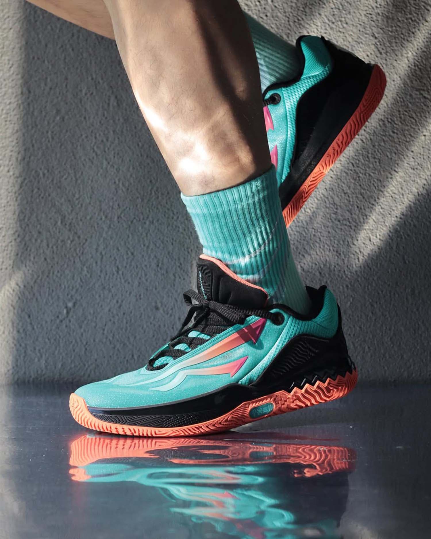 Anta_KAI_Speed_2_Twilight_Basketbalschoen_on_feet_1