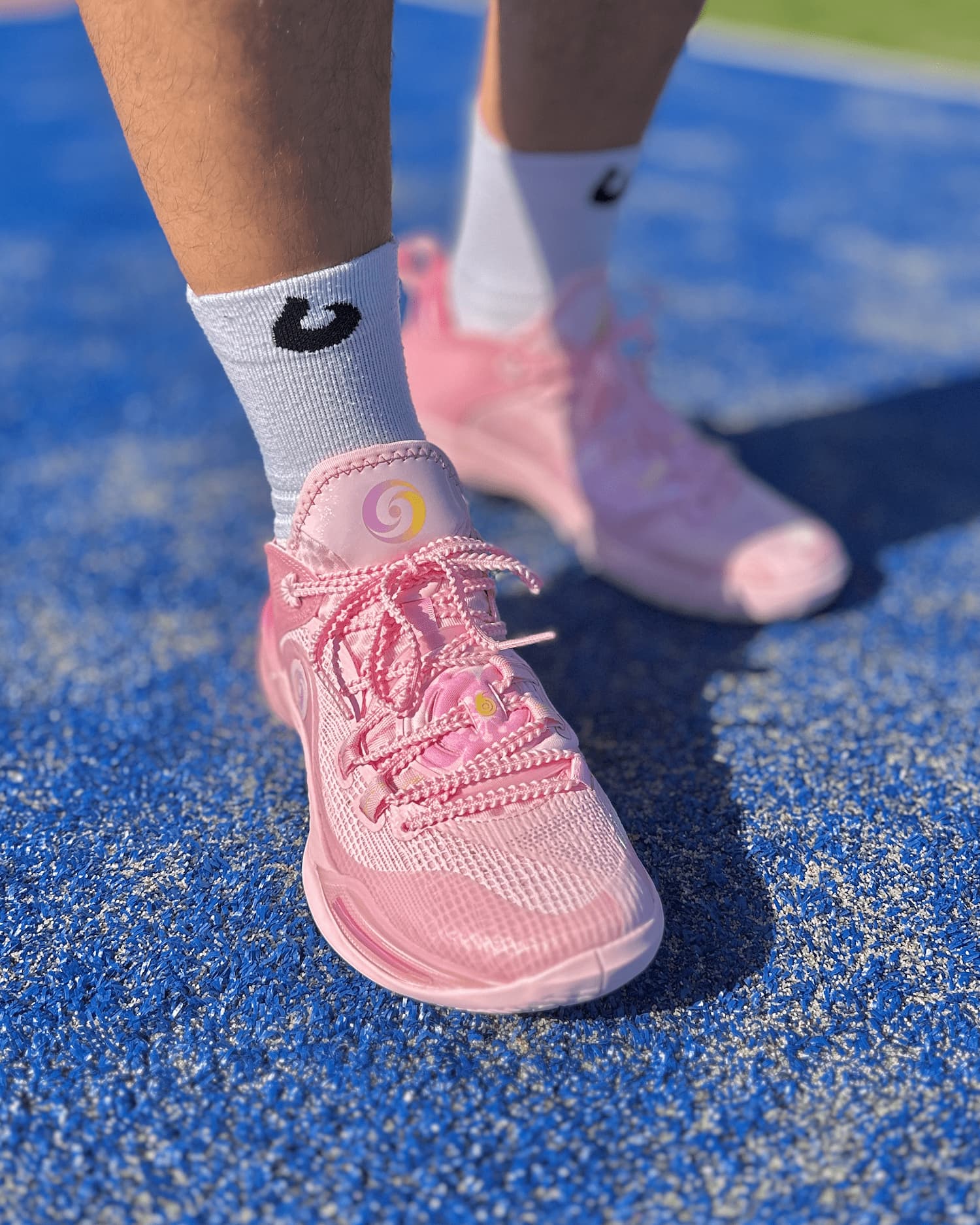 PEAK_Flash_6_Basketbalschoen_Roze_Met_burned_sokken_bovenaanzicht