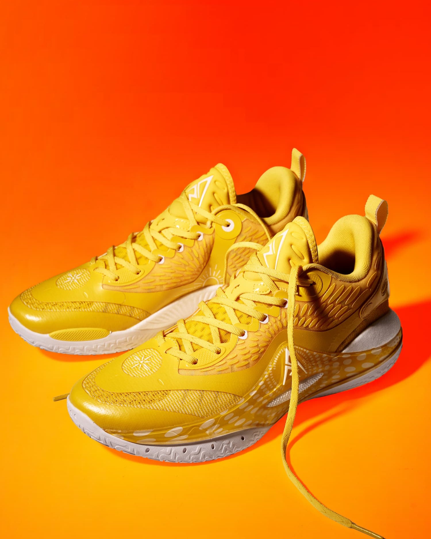 Rigorer_AR2_Basketbalschoen_Sunrise_Detail_zijaanzicht_paar_schoenen