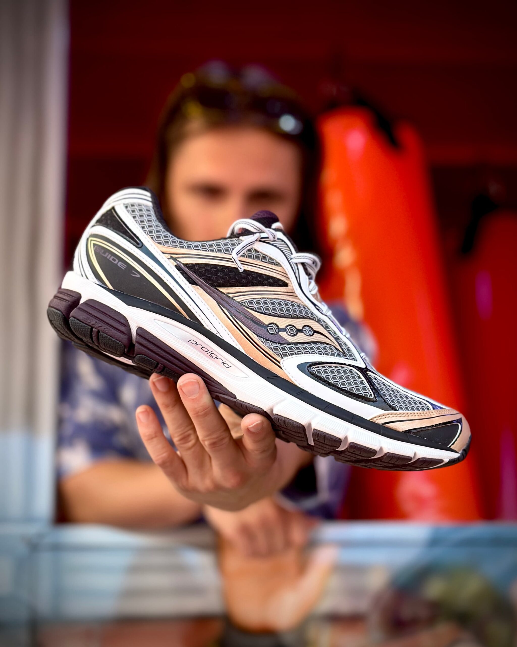 Saucony_progid_guide_7_sneaker_wit_brons_model