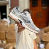 Saucony Progrid Omni 9 Sneaker Licht Grijs Bruin