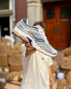 Saucony Progrid Omni 9 Sneaker Licht Grijs Bruin