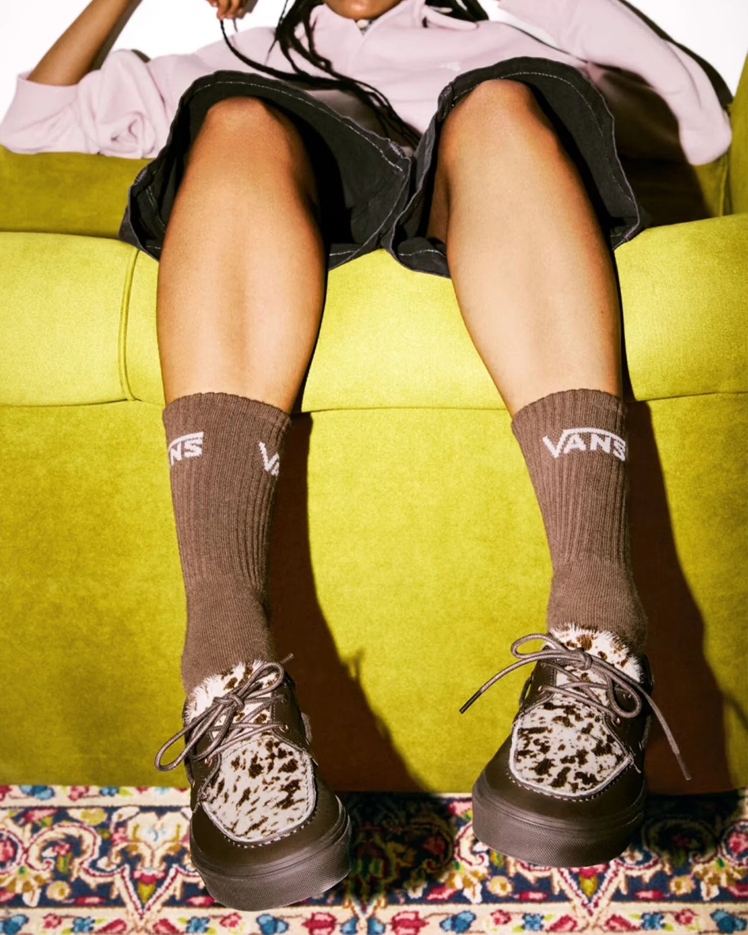 vans-2-eyelet-boat-shoe-pony-hair-bruin-luipaard-vn000z96drb1-gedragen-2